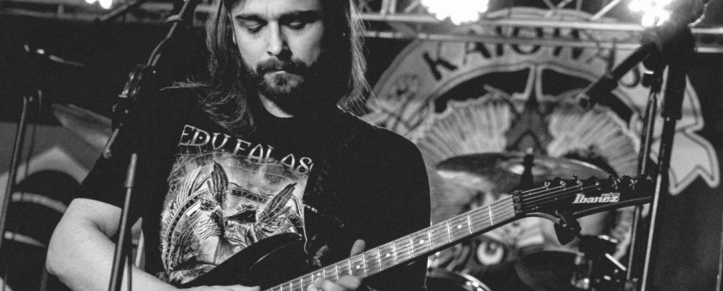 Marcos tocando guitarra preta da marca Ibaneza no kaiowas com camisa preta do Edu Falaschi
